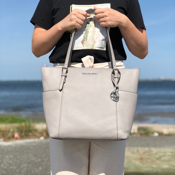 Michael Kors Handbags - 🎁Michael Kors Jet Set Item Medium Leather Tote